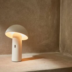 Lampada da tavolo a batteria Nomadic con testa orientabile, 28cm