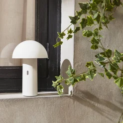 Lampada da tavolo a batteria Nomadic con testa orientabile, 28cm