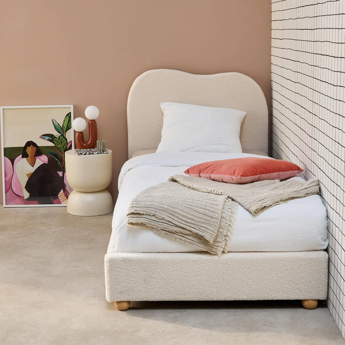 Letto con rete a doghe e testiera, bianco con finitura bouclé