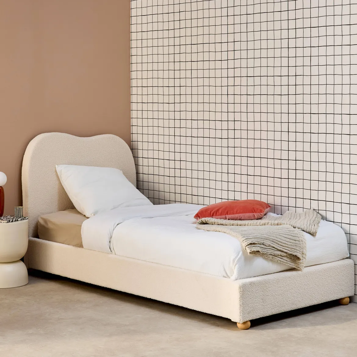 Letto con rete a doghe e testiera, bianco con finitura bouclé