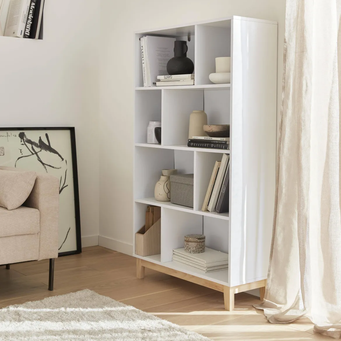 Libreria effetto legno con gambe in legno e 4 ripiani