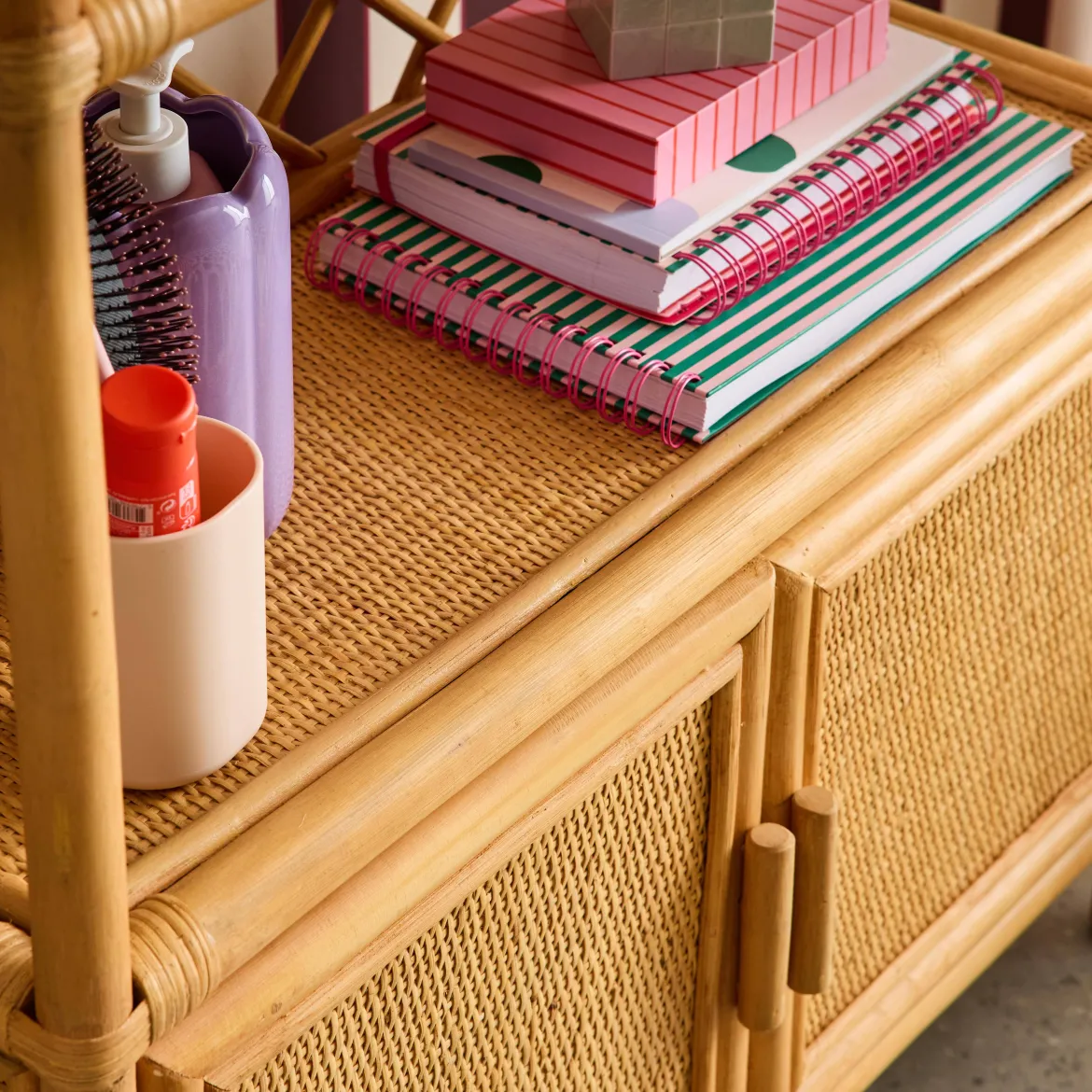 Libreria per bambini esotica in rattan naturale