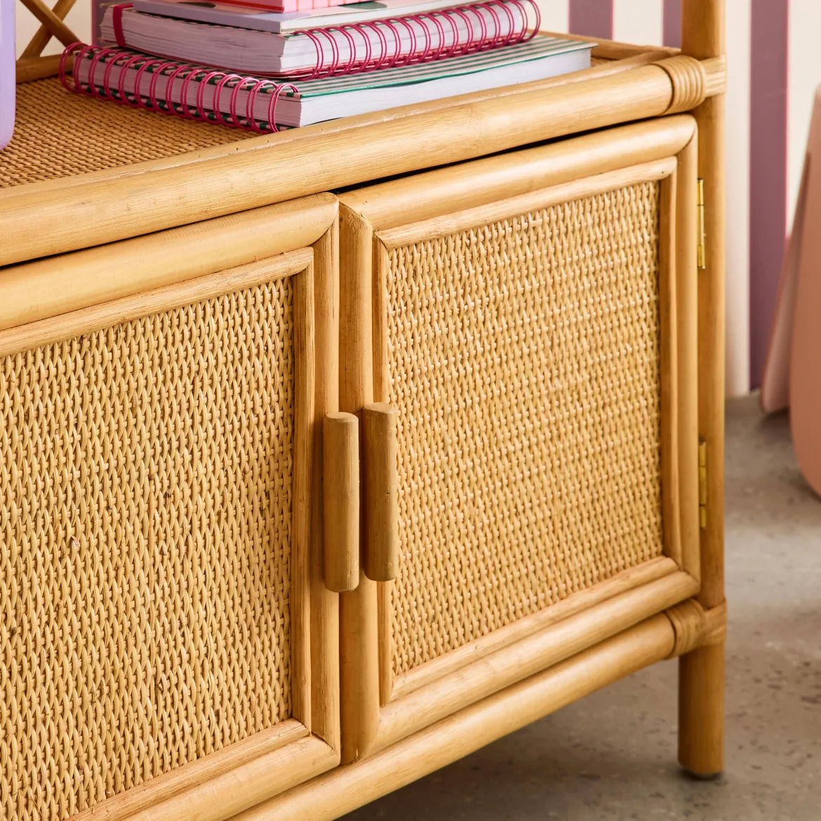 Libreria per bambini esotica in rattan naturale