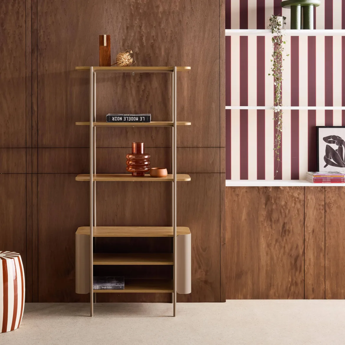 Libreria in metallo curvato e legno a 6 livelli