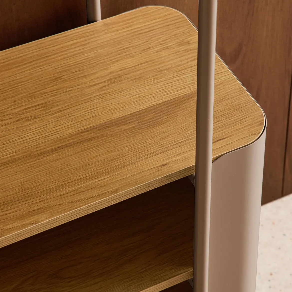 Libreria in metallo curvato e legno a 6 livelli
