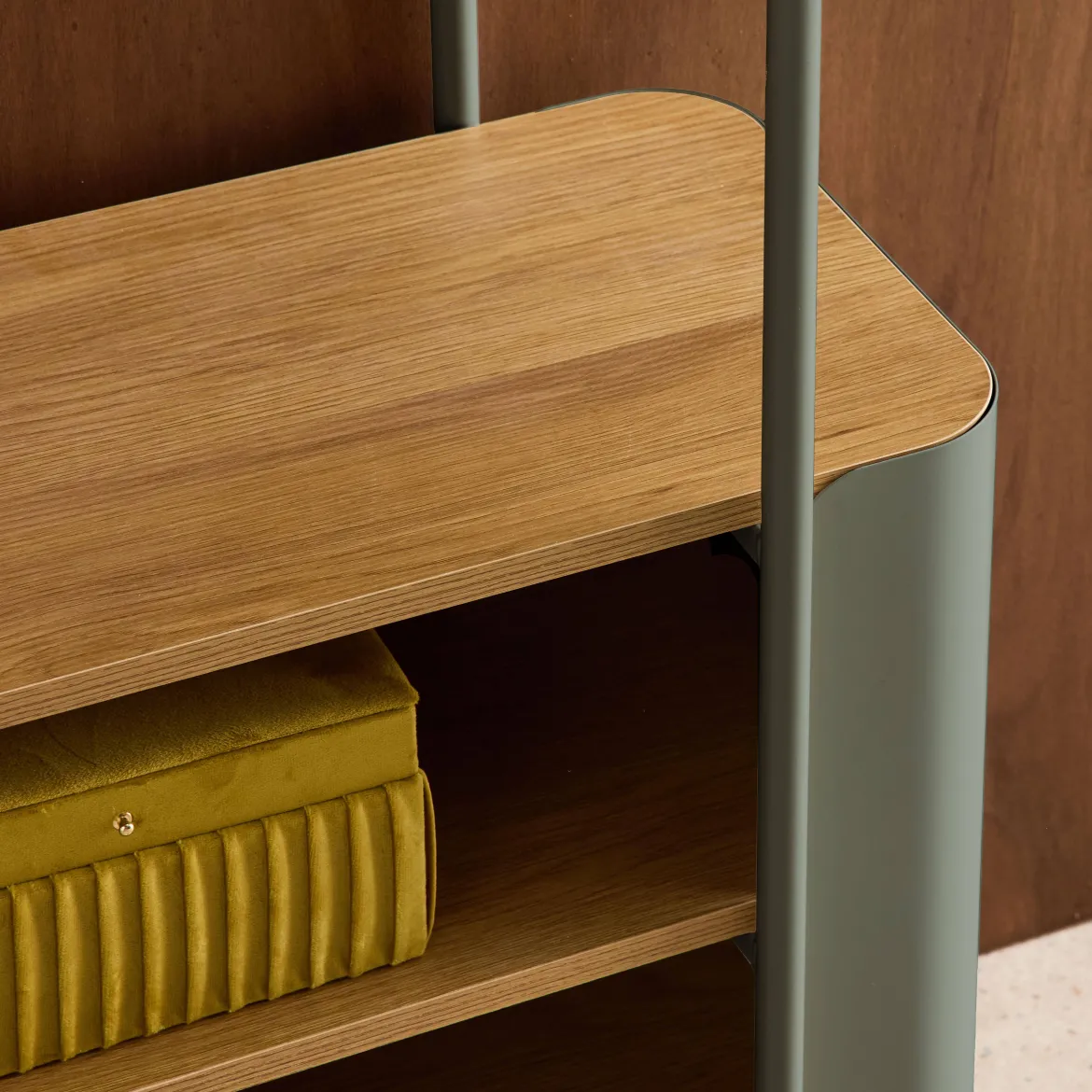 Libreria in metallo curvato e legno a 6 livelli