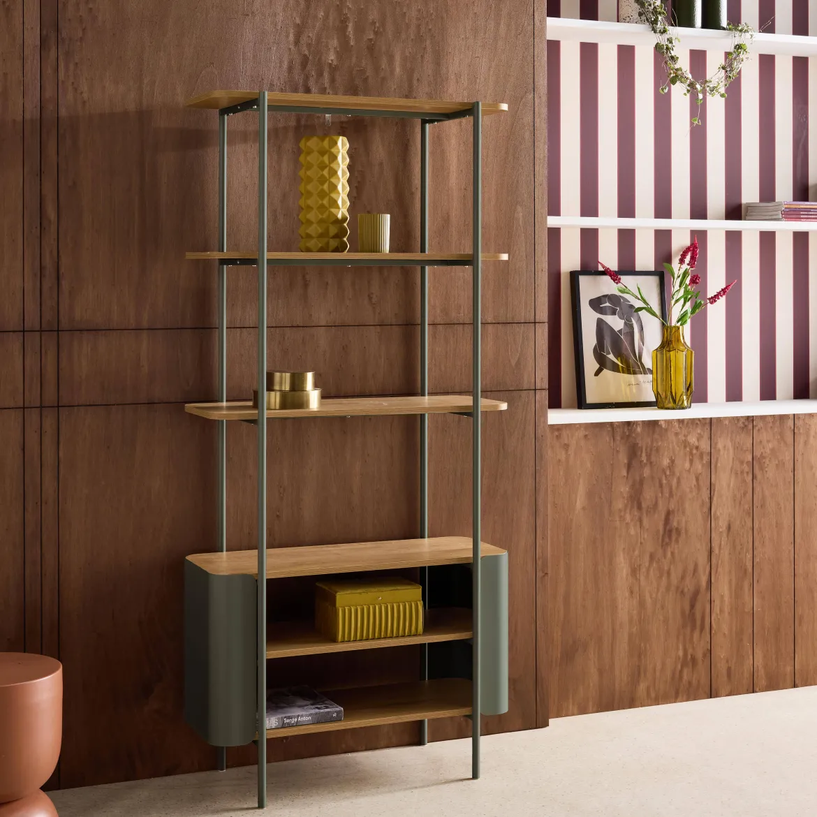 Libreria in metallo curvato e legno a 6 livelli