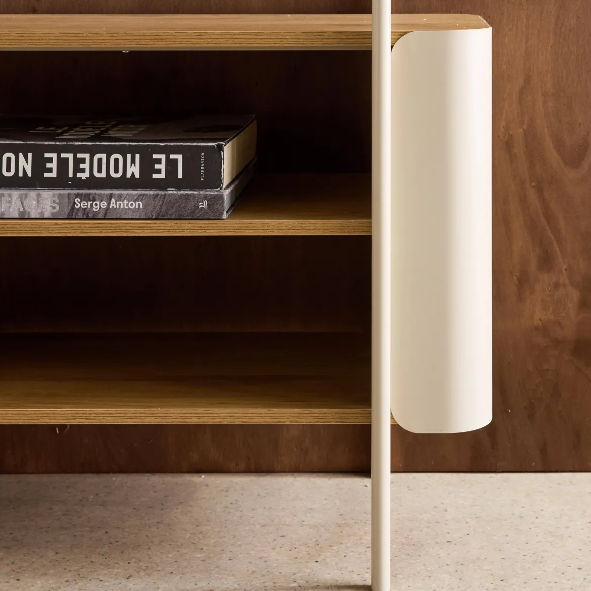 Libreria in metallo curvato e legno a 6 livelli