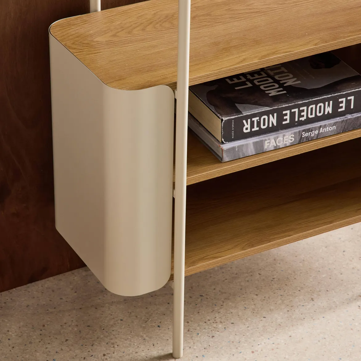 Libreria in metallo curvato e legno a 6 livelli