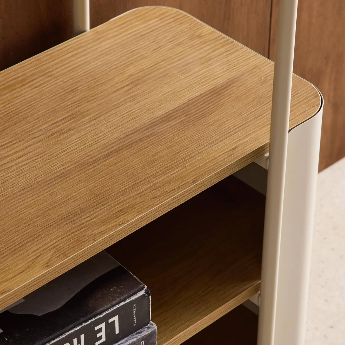 Libreria in metallo curvato e legno a 6 livelli