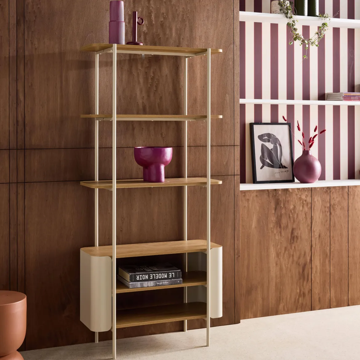 Libreria in metallo curvato e legno a 6 livelli