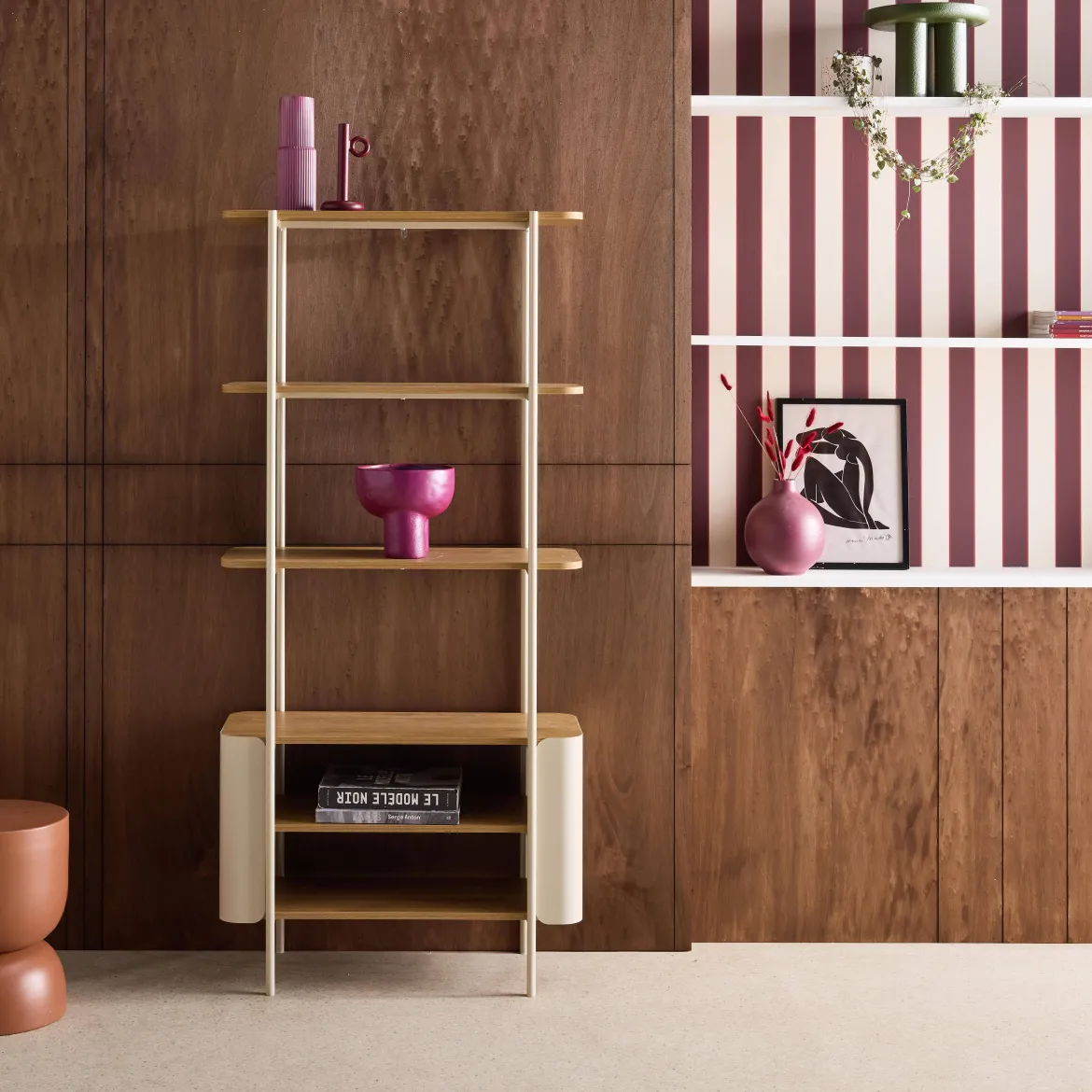 Libreria in metallo curvato e legno a 6 livelli