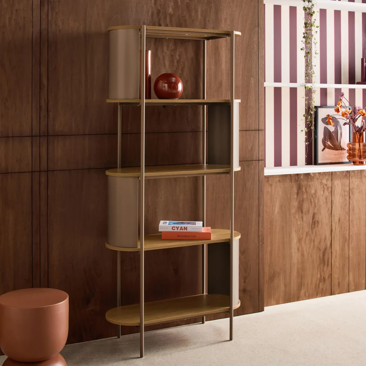 Libreria in metallo curvato e legno a 5 livelli