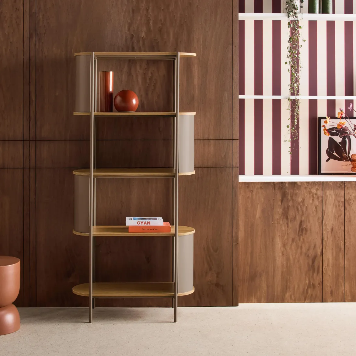 Libreria in metallo curvato e legno a 5 livelli