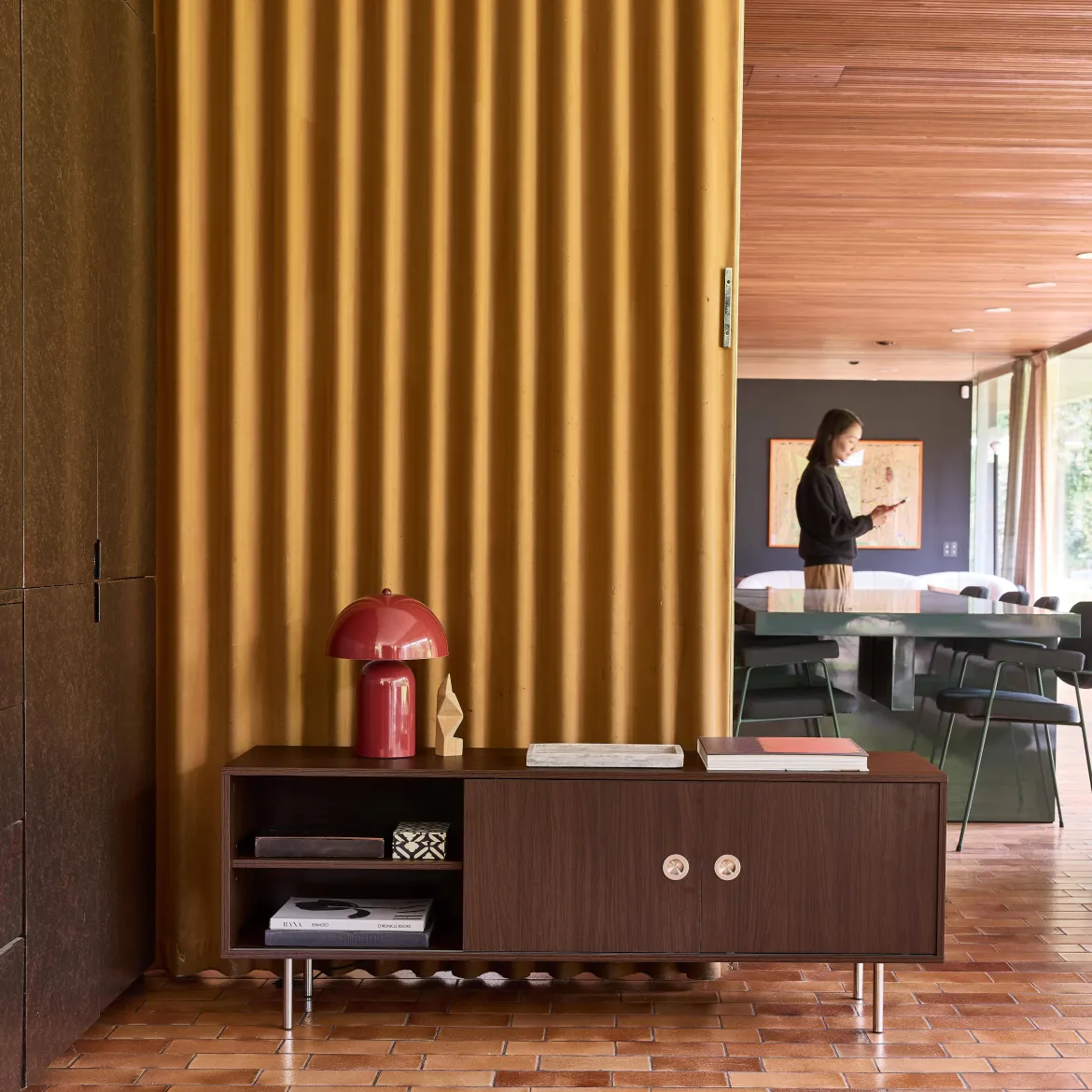 Mobile TV vintage in legno e acciaio inossidabile a 2 ante, 140cm