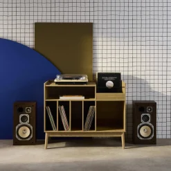 Mobili vintage per vinili con decorazioni in legno