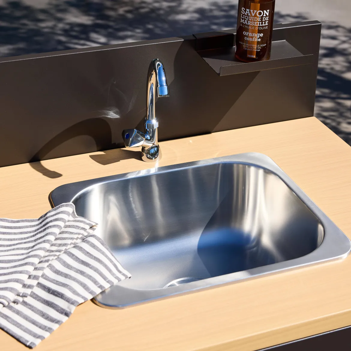 Modulo cucina da esterno in acciaio e decorazione in legno 1 lavello 2 ante 1 gancio, 80cm