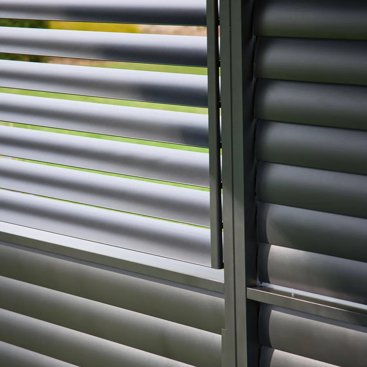 Persiana con lamelle orientabili 1.3m per pergola Triomphe