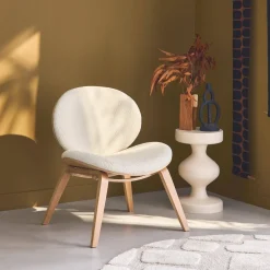 Poltrona con finiture effetto legno curvato e tessuto bouclé