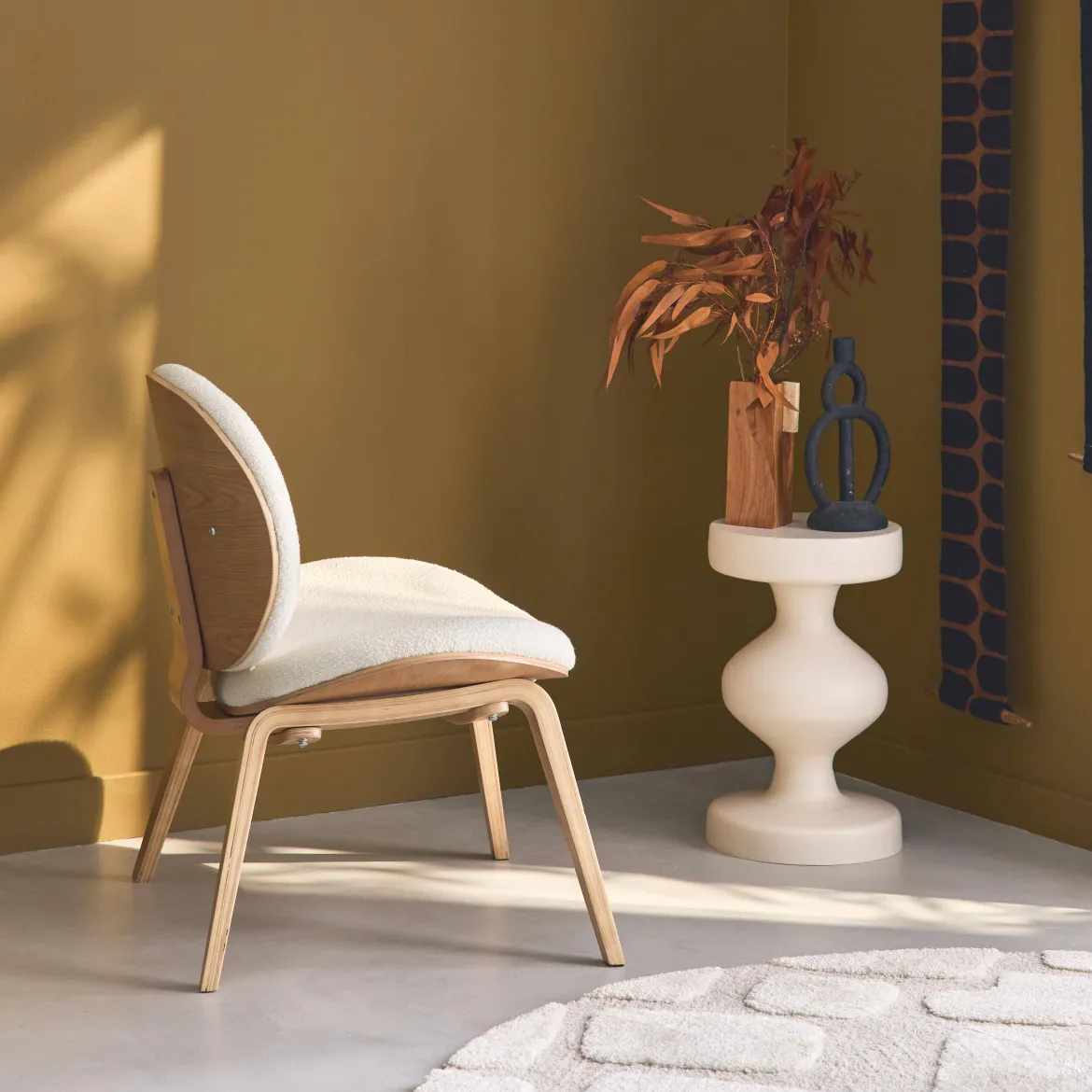 Poltrona con finiture effetto legno curvato e tessuto bouclé