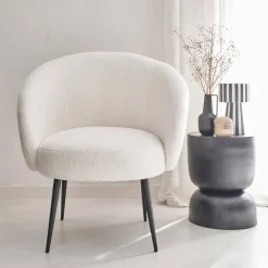Poltrona di design in boulcé bianca e metallo