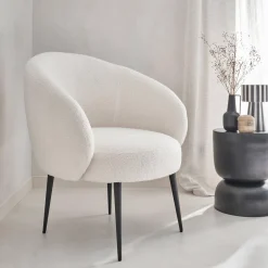 Poltrona di design in boulcé bianca e metallo