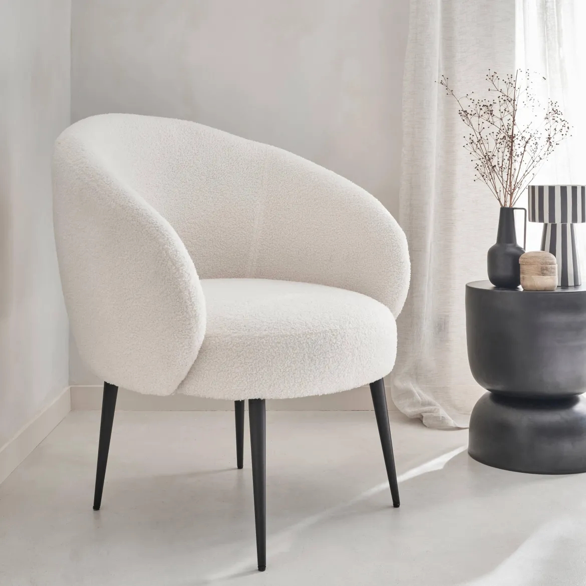 Poltrona di design in boulcé bianca e metallo