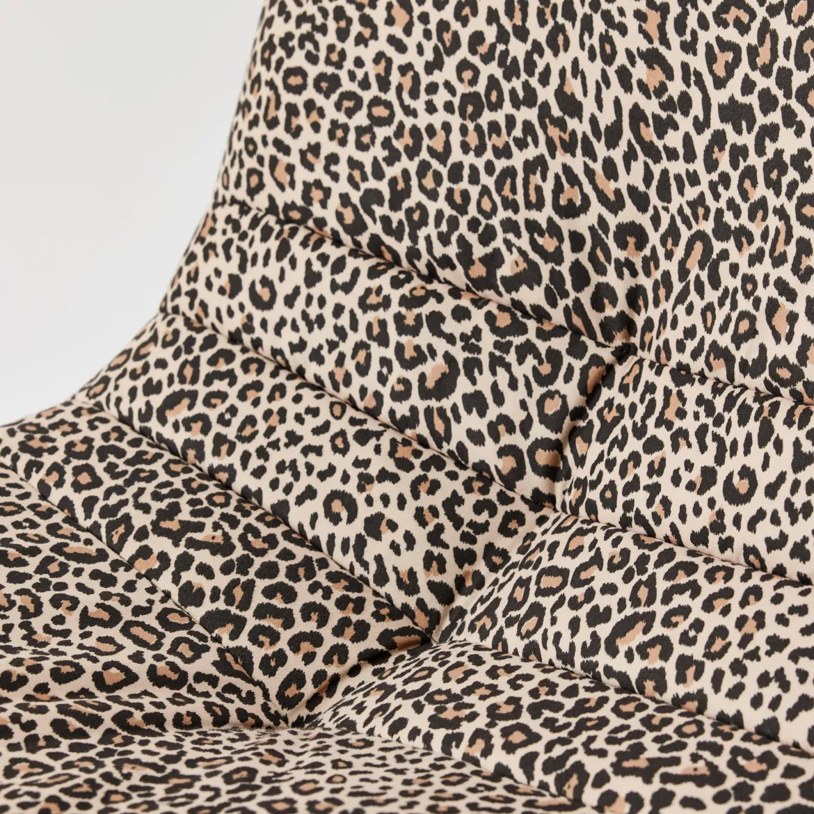 Poltrona in tessuto leopardato