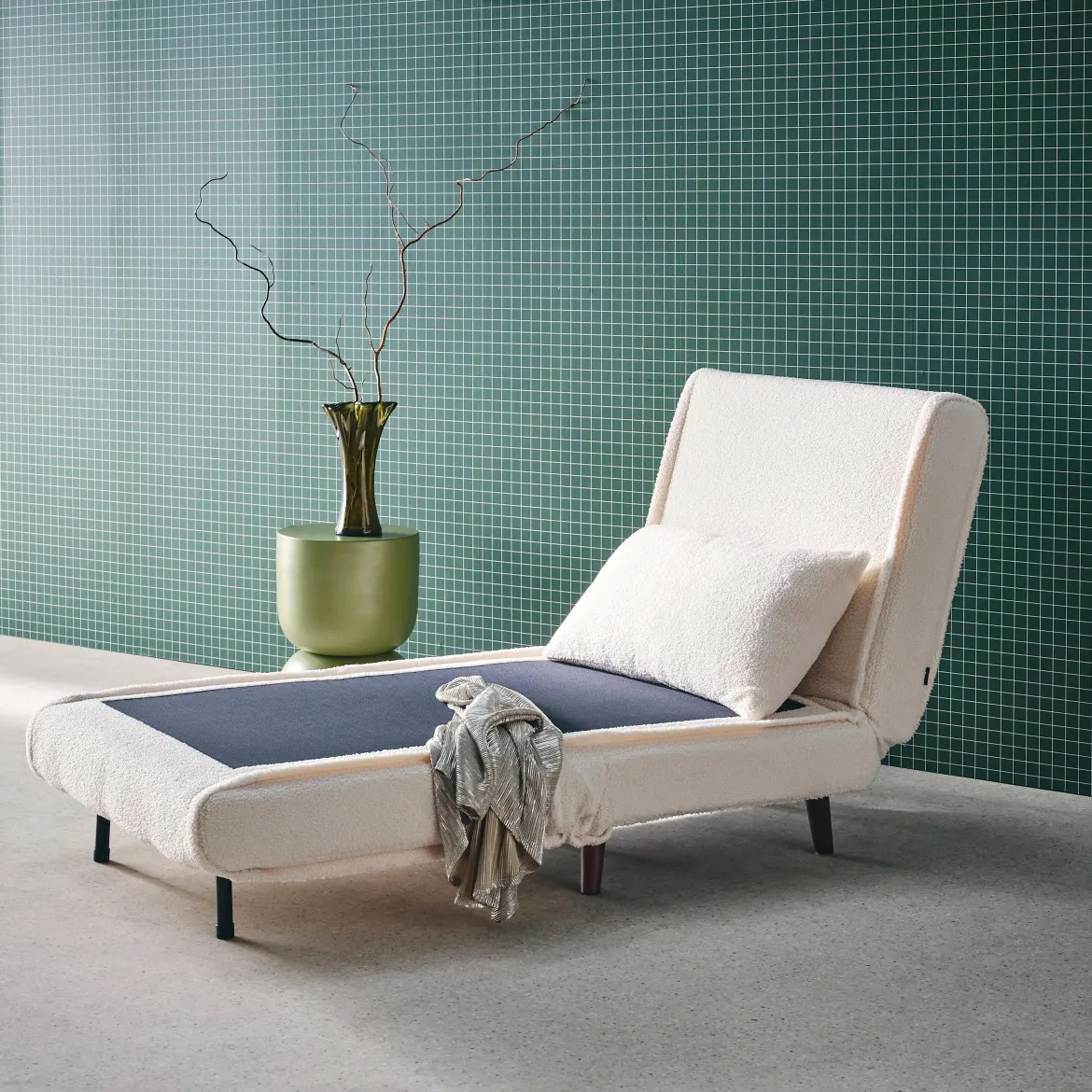 Poltrona letto bouclé con base in legno