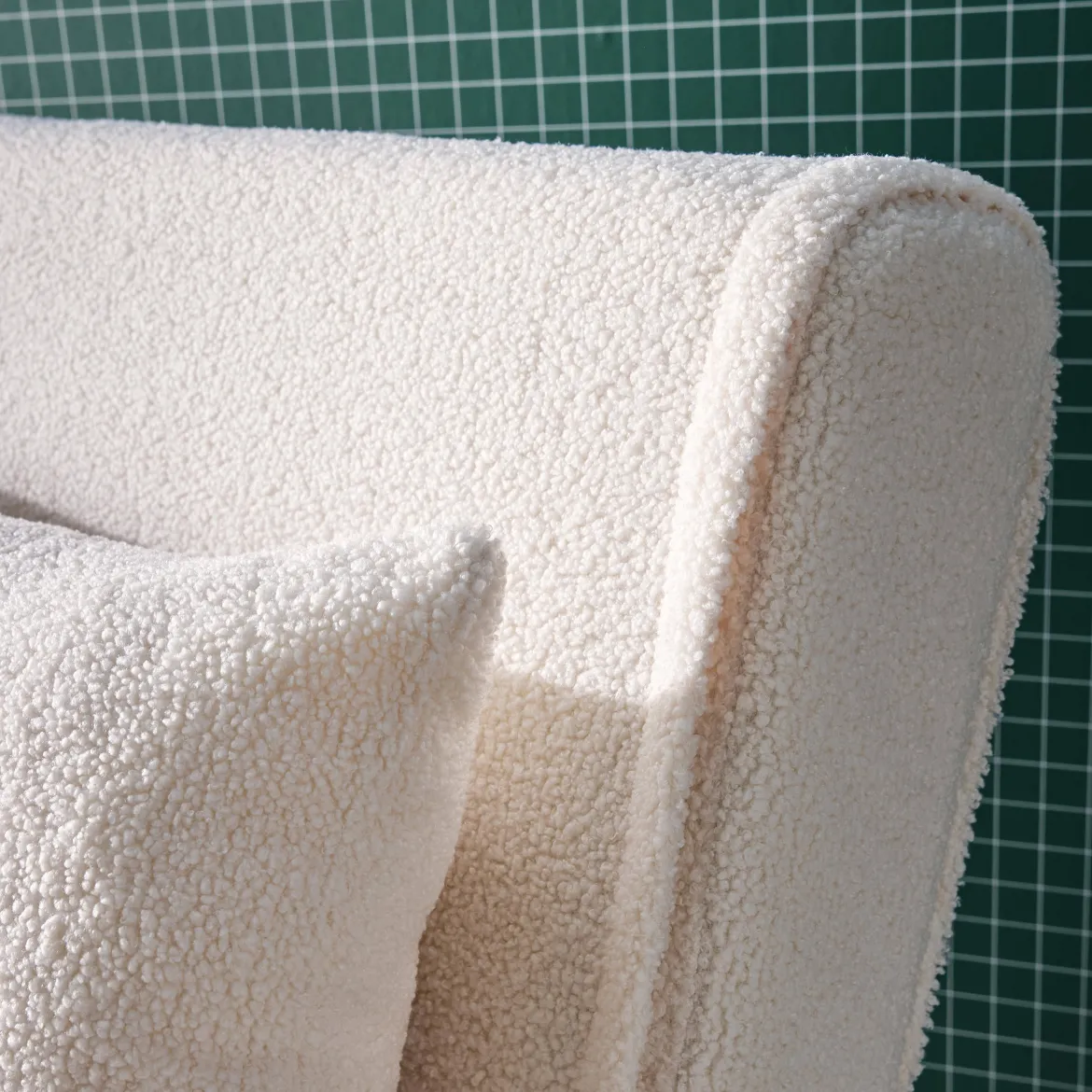 Poltrona letto bouclé con base in legno