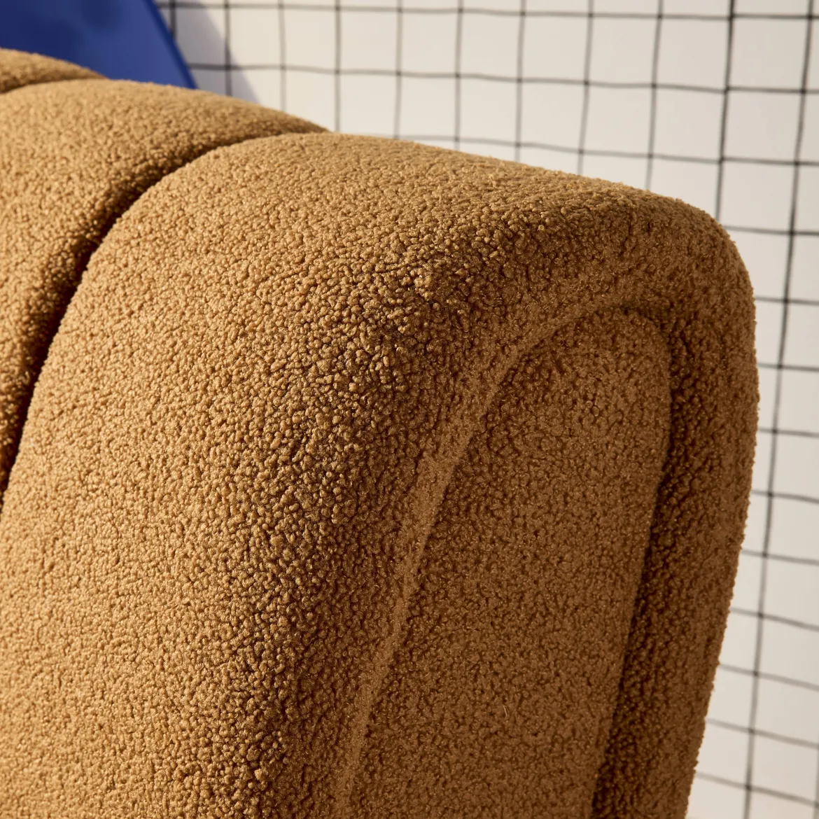 Poltrona relax con gambe rotonde in legno e tessuto bouclé