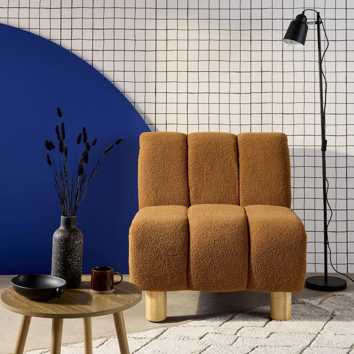 Poltrona relax con gambe rotonde in legno e tessuto bouclé