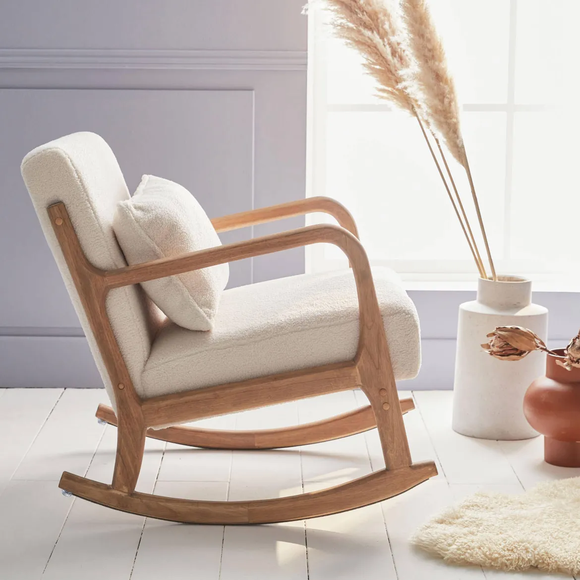Poltrona scandinava a dondolo in legno e tessuto bouclé