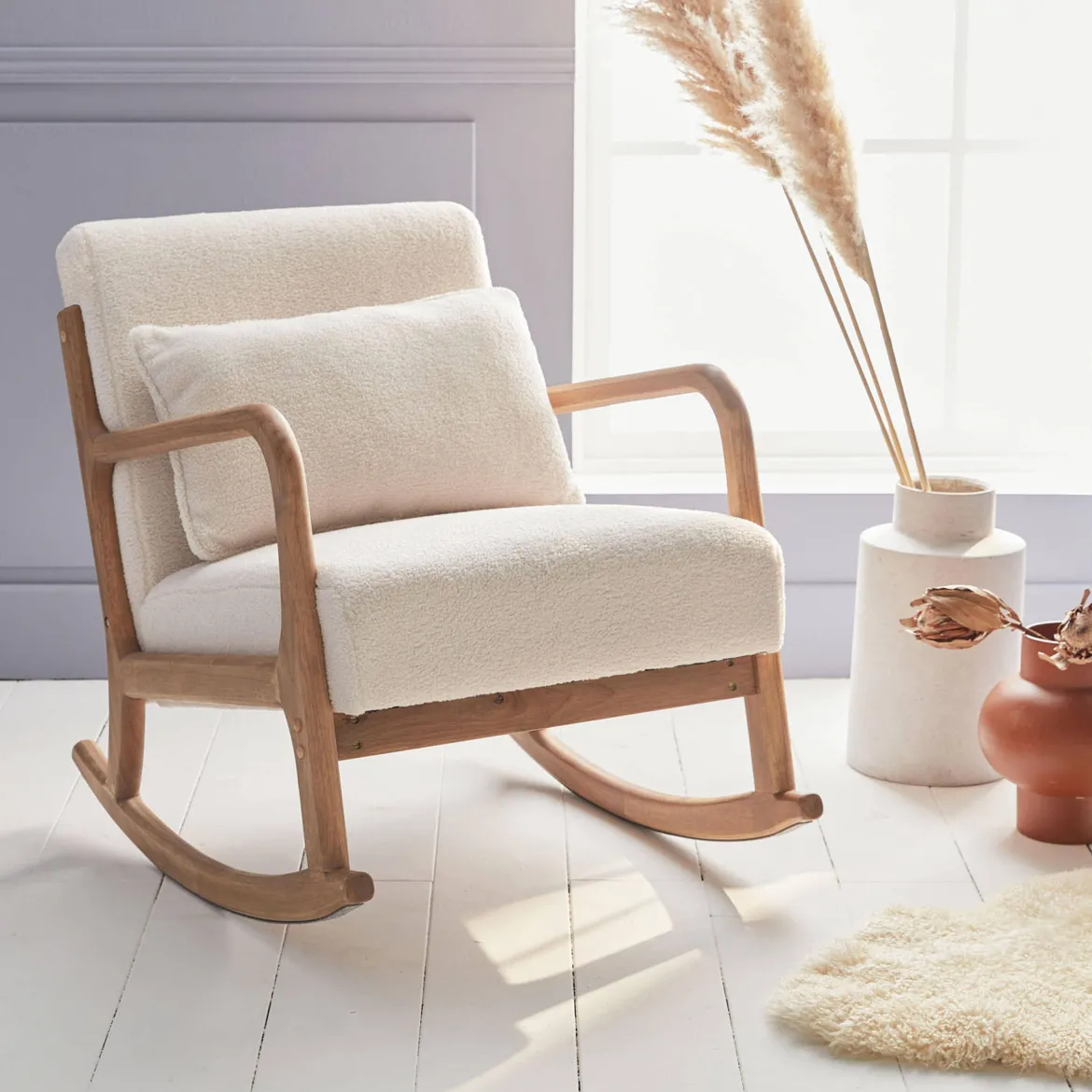 Poltrona scandinava a dondolo in legno e tessuto bouclé