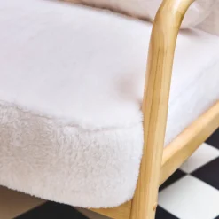 Poltrona scandinava arrotondata in legno di hevea
