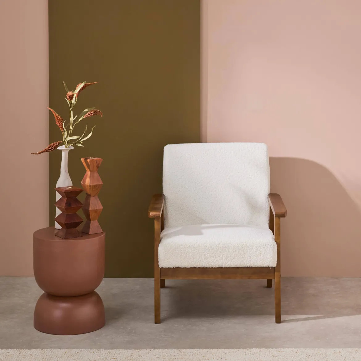 Poltrona scandinava bouclé in legno di hevea tinto noce chiaro