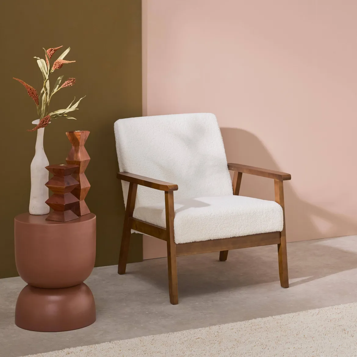Poltrona scandinava bouclé in legno di hevea tinto noce chiaro