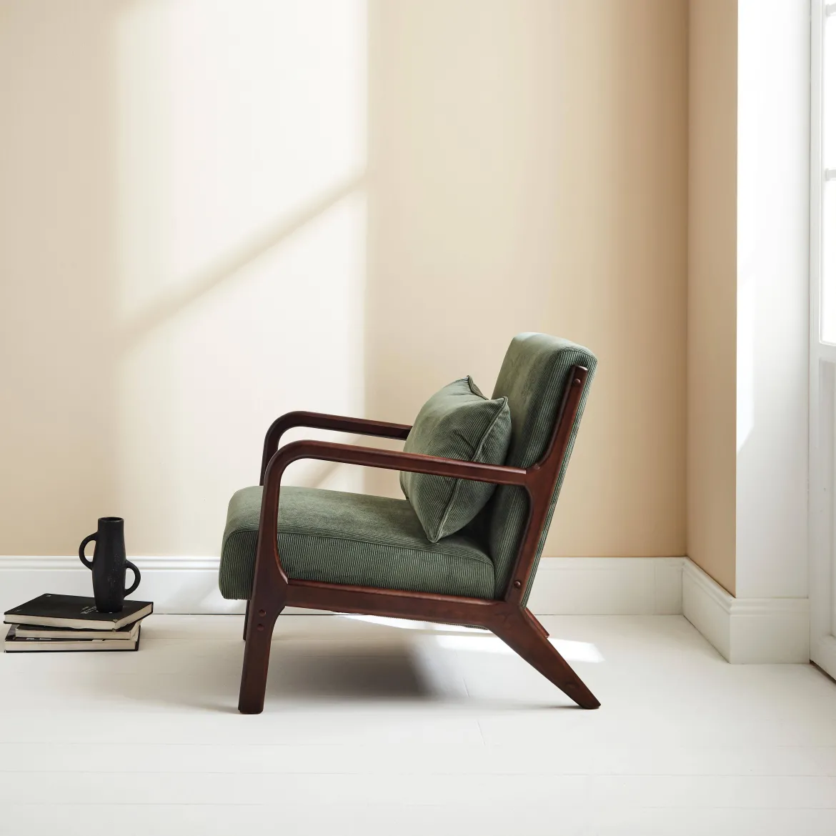 Poltrona scandinava in legno di hevea tinto wengé e velluto a coste fino