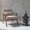 Poltrona scandinava in legno di hevea e stampa leopardo
