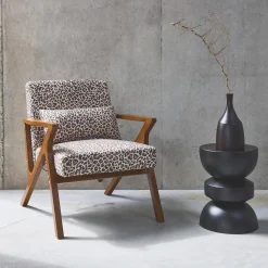 Poltrona scandinava in legno di hevea e stampa leopardo