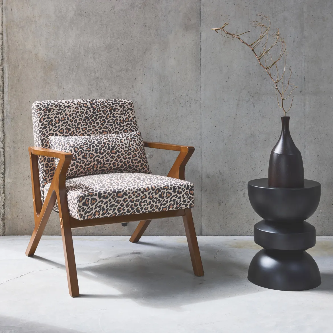 Poltrona scandinava in legno di hevea e stampa leopardo