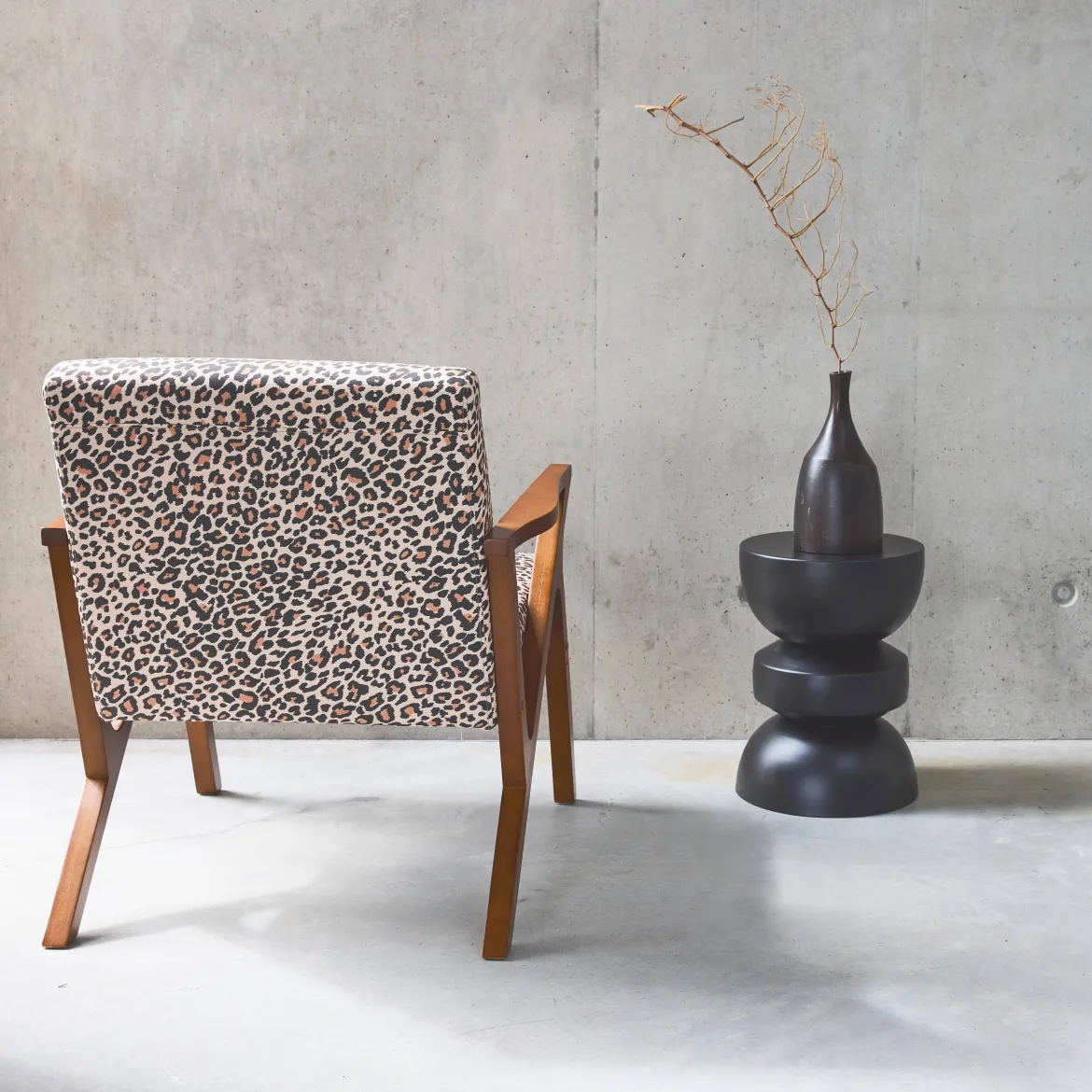 Poltrona scandinava in legno di hevea e stampa leopardo