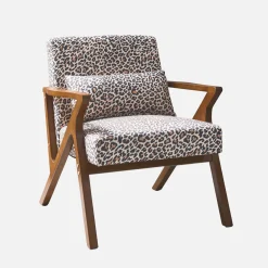 Poltrona scandinava in legno di hevea e stampa leopardo