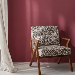 Poltrona scandinava in legno di hevea e stampa leopardo