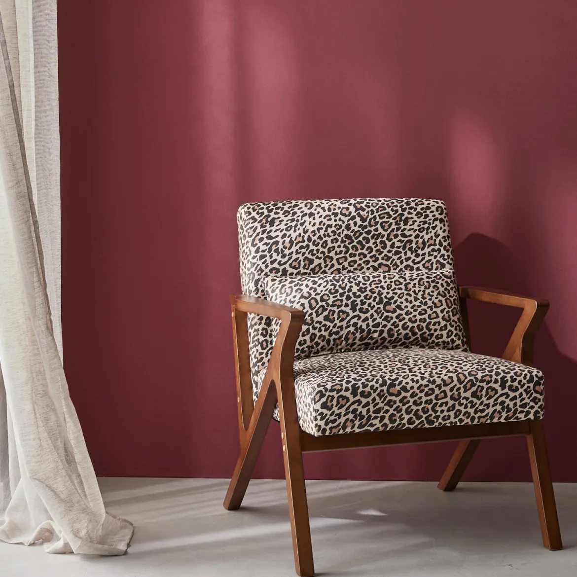 Poltrona scandinava in legno di hevea e stampa leopardo