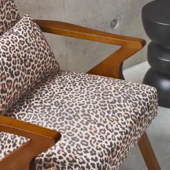 Poltrona scandinava in legno di hevea e stampa leopardo