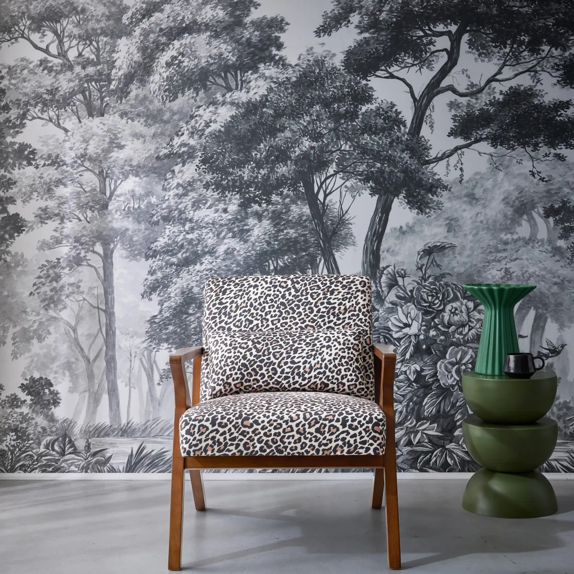 Poltrona scandinava in legno di hevea e stampa leopardo