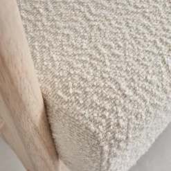 Poltrona scandinava in legno e tessuto bouclé testurizzato