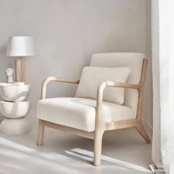 Poltrona scandinava in legno e tessuto bouclé testurizzato