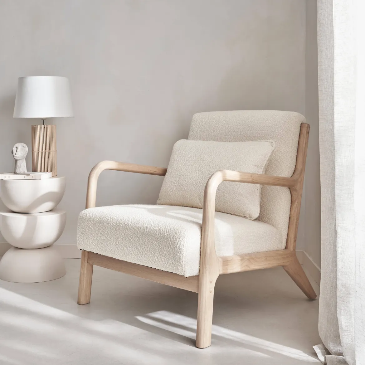 Poltrona scandinava in legno e tessuto bouclé testurizzato